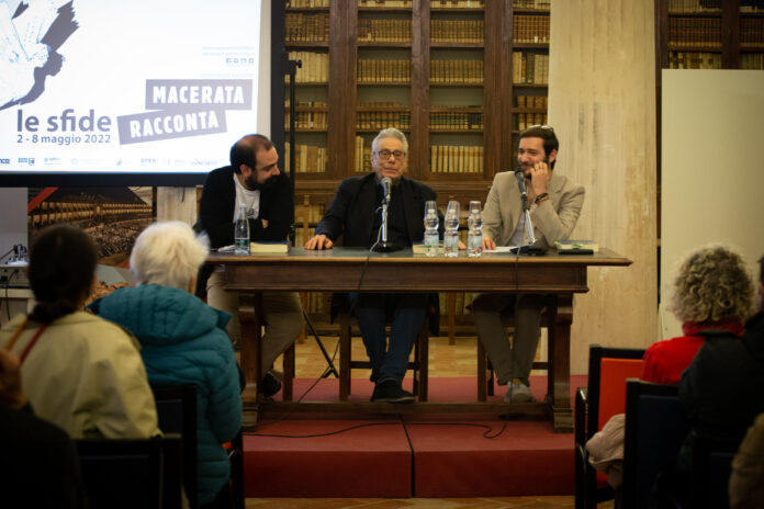 Guido Garufi conquista la platea di Macerata Racconta con la poesia e le sue brillanti riflessioni