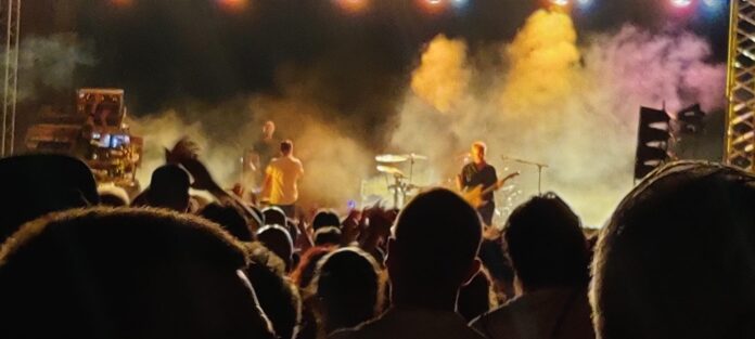 I Subsonica riempiono Piazza Leopardi con energia, luci e il loro sound unico