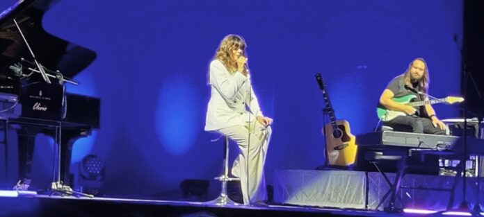 Invasione da smartphone a Teatro e ai Concerti: i recenti casi di Rezza e Alice a Civitanova e Porto Recanati