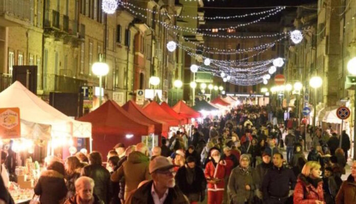 Macerata si accende per il Natale: maxi mercatino in Corso Cairoli e gran finale del progetto EVO