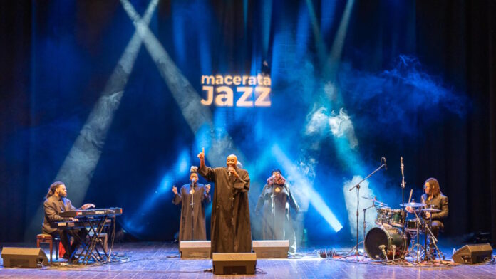 Un’onda di emozioni al Teatro Lauro Rossi: il gospel che ha fatto vibrare Macerata