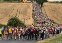 Pellegrinaggio Macerata-Loreto 2026, sabato migliaia di persone in cammino nella notte della speranza Pellegrinaggio Macerata-Loreto 2026, sabato migliaia di persone in cammino nella notte della speranza