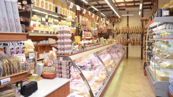 Un'altra storica serranda si abbassa a Macerata: dopo oltre mezzo secolo chiude la Casa del Parmigiano
