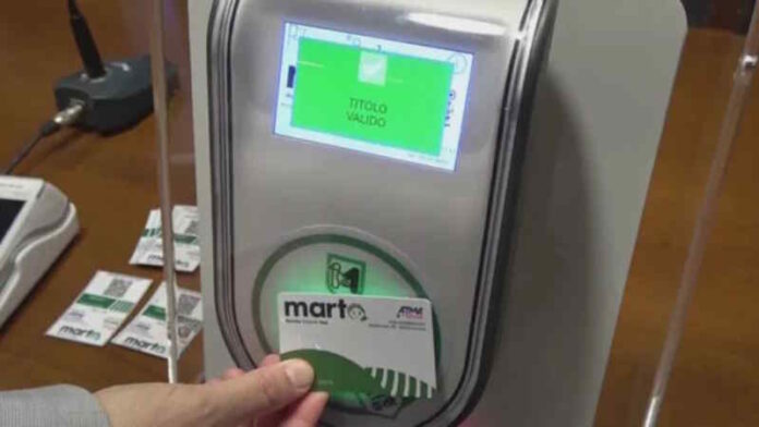 Marche, il biglietto dell’autobus costa di più se paghi in digitale: il paradosso del nuovo sistema MARTA